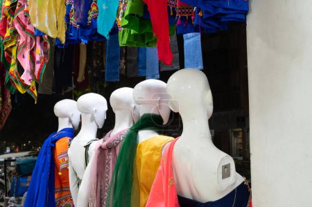 Weibliche Schaufensterpuppe, Rajasthani Frauenkleidung, die abends in einem Geschäft auf dem berühmten Jodhpur Markt verkauft wird. Rajasthan, Indien.