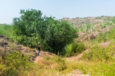 Jodhpur, Rajasthan, Indien - 18.10.2019: Indische Touristin im Rao Jodha Desert Rock Park. In der Nähe des historischen Mehrangarh Fort, Park enthält ökologisch restaurierte Wüste, ein Touristenort.