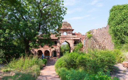 Eingangstor des Rao Jodha Desert Rock Park, Jodhpur, Rajasthan, Indien. In der Nähe des historischen Mehrangarh Fort, Park enthält ökologisch restaurierte Wüste und trockene Landvegetation, ein Touristenort.