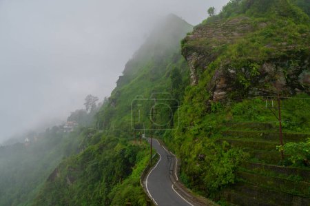Nuages de mousson passant au-dessus de Gidda Pahar, Kurseong, Himalaya montagnes de Darjeeling, Bengale occidental, Inde. Darjeeling est reine des collines et très pittoresque avec de belles collines verdoyantes en saison des pluies.