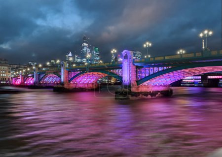 Foto de Vista panorámica del monumento del puente Lambeth iluminado por la noche en la ciudad de Londres, Inglaterra - Imagen libre de derechos