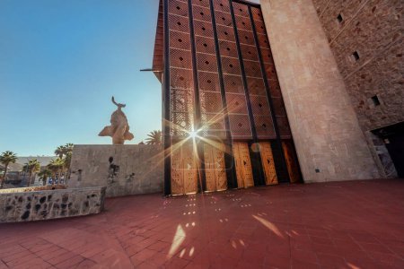 Foto de Vista detallada de la puerta principal del Auditorio Alfredo Kraus iluminada al atardecer en Las Palmas de Gran Canaria en España - Imagen libre de derechos