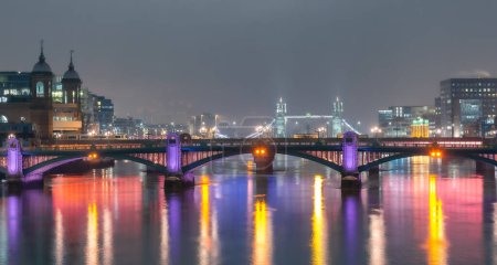 Foto de Vista panorámica de la ciudad de Londres y el Puente de Londres sobre el río Támesis, iluminado por la noche - Imagen libre de derechos