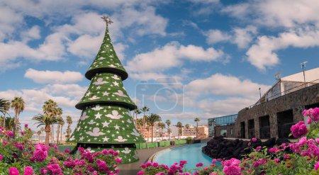 Foto de Decoraciones del árbol de Navidad y mercado al aire libre, en la playa de Las Palmas de Gran Canaria, en vacaciones de invierno, España - Imagen libre de derechos