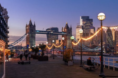 Foto de Londres, Inglaterra, Reino Unido - 7 de febrero de 2023: Escena nocturna de la City de Londres, el río Támesis y el famoso Tower Bridge histórico, iluminado al atardecer hasta el anochecer - Imagen libre de derechos