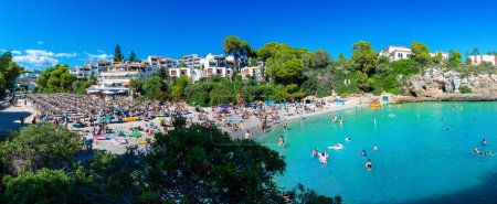 Foto de Cala Ferrera, Isla de Mallorca, España - 26 de septiembre de 2023: Vistas panorámicas de la playa de Cala Ferrera y gente disfrutando de las vacaciones de verano - Imagen libre de derechos