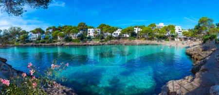 Foto de Vista panorámica de la playa de Cala Petita en Cala d 'Or, con agua cristalina transparente en un soleado día de verano en Mallorca Islas Baleares - Imagen libre de derechos