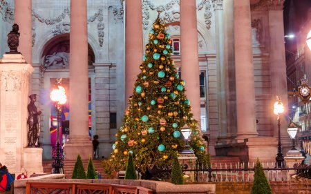 Foto de Londres, Inglaterra, Reino Unido - 9 de diciembre de 2019: Vista del tercer edificio de lujo Royal Exchange en vacaciones de Navidad con árboles decorados y luces románticas por la noche - Imagen libre de derechos