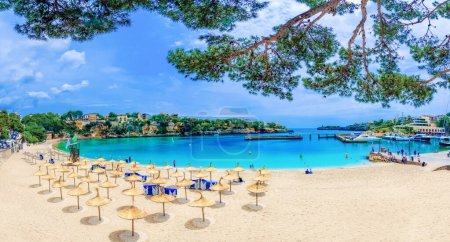 Téléchargez les photos : Vue panoramique de la plage Cala Romantica Drach sur l'île de Majorque, Espagne - en image libre de droit