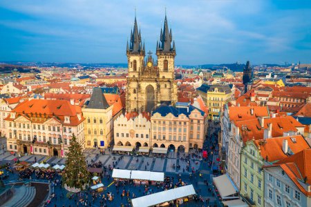 Foto de Praga, República Checa, Europa - 9 de noviembre de 2023: Vista aérea del Mercado de Navidad en la plaza del casco antiguo de Praga Capital en temporada de invierno - Imagen libre de derechos