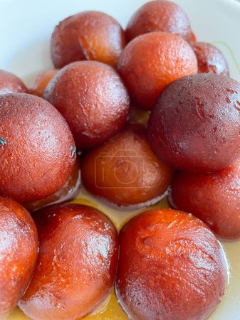 Nahaufnahme einer traditionellen und beliebtesten indischen Süßigkeit namens Gulab jamun oder 