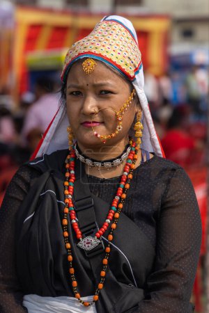 Foto de Retrato de una mujer tribal del estado de Uttarakhand India vestida con atuendo tradicional el 17 de enero de 2023 - Imagen libre de derechos