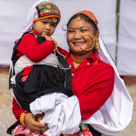 Foto de Retrato de una mujer tribal del estado de Uttarakhand India vestida con atuendo tradicional y sosteniendo a su hijo el 17 de enero de 2023 - Imagen libre de derechos