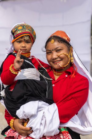 Foto de Retrato de una mujer tribal del estado de Uttarakhand India vestida con atuendo tradicional y sosteniendo a su hijo el 17 de enero de 2023 - Imagen libre de derechos