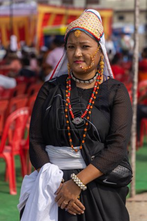 Foto de Retrato de una mujer tribal del estado de Uttarakhand India vestida con atuendo tradicional el 17 de enero de 2023 - Imagen libre de derechos