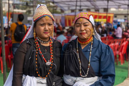 Foto de Retrato de mujeres tribales del estado de Uttarakhand India con atuendo tradicional el 17 de enero de 2023 - Imagen libre de derechos