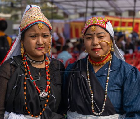Foto de Retrato de mujeres tribales del estado de Uttarakhand India con atuendo tradicional el 17 de enero de 2023 - Imagen libre de derechos