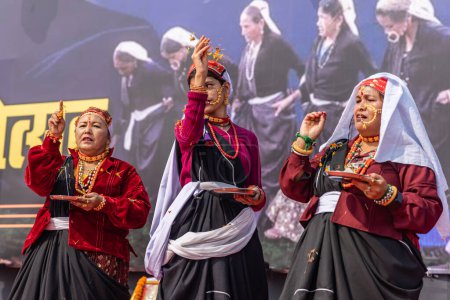 Foto de Mujeres tribales de Uttarakhand vestidas con atuendo tradicional y bailando en su aldea en Haldwani, Uttarakhand, India, el 17 de enero de 2023 - Imagen libre de derechos