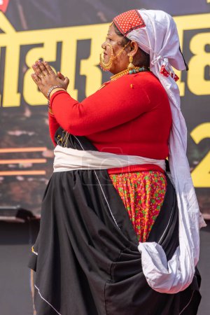 Foto de Mujeres tribales de Uttarakhand vestidas con atuendo tradicional y bailando en su aldea en Haldwani, Uttarakhand, India, el 17 de enero de 2023 - Imagen libre de derechos