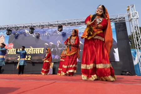 Foto de Hombres y mujeres tribales de Uttarakhand con atuendo tradicional, bailando en su aldea en Haldwani, Uttarakhand, India el 17 de enero de 2023 - Imagen libre de derechos