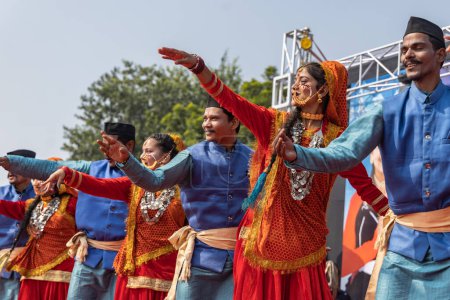 Foto de Hombres y mujeres tribales con vestimenta tradicional bailando en Haldwani, Uttarakhand India el 17 de enero de 2023 - Imagen libre de derechos