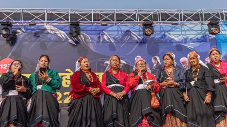 Foto de Mujeres tribales de Uttarakhand con atuendo tradicional cantando folklore en Haldwani, Uttarakhand, India el 17 de enero de 2023 - Imagen libre de derechos