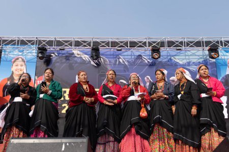 Foto de Mujeres tribales de Uttarakhand con atuendo tradicional cantando folklore en Haldwani, Uttarakhand, India el 17 de enero de 2023 - Imagen libre de derechos