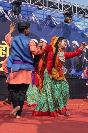 Foto de Hombres y mujeres tribales con vestimenta tradicional bailando en Haldwani, Uttarakhand India el 17 de enero de 2023 - Imagen libre de derechos