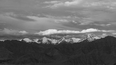 Vue panoramique des chaînes de montagnes enneigées de haute altitude du Ladakh, Inde