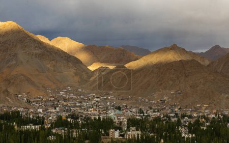 Téléchargez les photos : Montagnes et nuages avec Leh town au premier plan capturé le 10 août 2023 - en image libre de droit