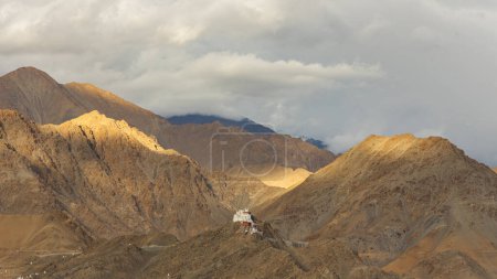 Foto de Vista de un famoso monumento en la ciudad de Leh, Namgyal Tsemo en Ladakh, India en 10 Agosto 2023 - Imagen libre de derechos