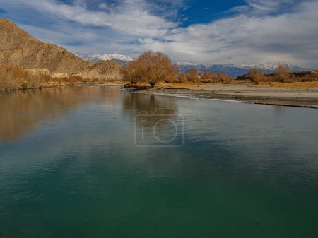 Blick auf eine schöne Landschaft des Indus ricer fließt mit einem Baum an seinen Ufern 