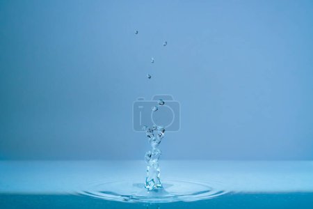 Foto de Water fountain and splashing drops above water surface - Imagen libre de derechos