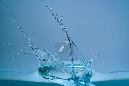 Foto de Water fountain and splashing drops above water surface - Imagen libre de derechos