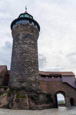 Foto de NUREMBERG, ALEMANIA - 22 de noviembre de 2022: Vista del Castillo Imperial en Nuremeberg, Alemania. Una formidable fortificación medieval. - Imagen libre de derechos
