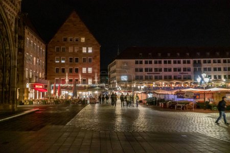 Téléchargez les photos : NUREMBERG, ALLEMAGNE - 21 NOVEMBRE 2022 : Le principal marché de rue hauptmarkt à Nuremberg en Allemagne. Décoré avec de belles lumières la nuit. - en image libre de droit