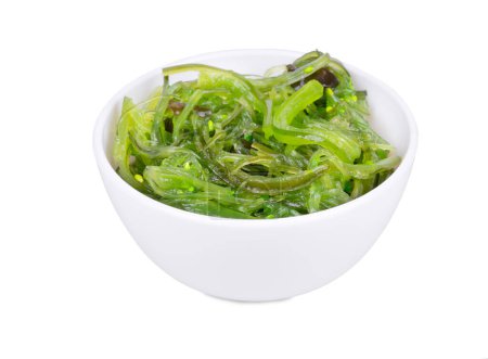 Téléchargez les photos : Salade de chuka chinoise dans un bol isolé sur fond blanc - en image libre de droit