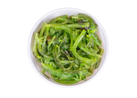 Téléchargez les photos : Salade de chuka chinoise dans un bol isolé sur fond blanc. Vue du dessus - en image libre de droit
