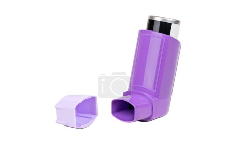 Foto de Frasco abierto de spray para asmáticos con tapa aislada sobre fondo blanco - Imagen libre de derechos