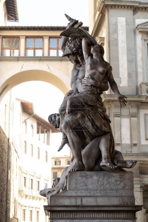 Téléchargez les photos : The marble sculpture "The Rape of Polyxena" in Piazza della Signoria, the most famous work of master Pio Fedi, 1860-1865. Florence, Italy. - en image libre de droit