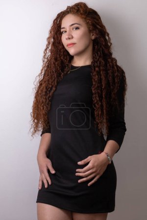 Foto de Detalles de hermosa joven latina con pelo largo y rizado, modelo femenino en estudio, belleza y moda elegante - Imagen libre de derechos