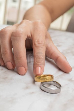 Foto de Detalles de dos anillos de compromiso en el estudio, hermosas joyas texturizadas en el fondo, el amor y la celebración con el matrimonio, símbolo y objetos - Imagen libre de derechos