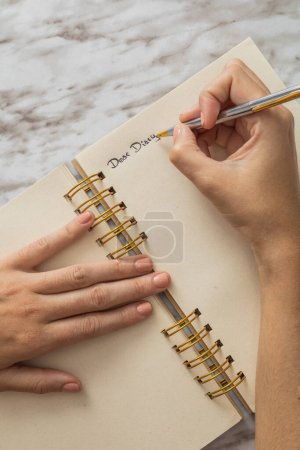 Foto de Fondo de pantalla de la mano escribiendo una carta en papel con un bolígrafo, capturar ideas y sentimientos, creatividad y pasatiempos, estudio - Imagen libre de derechos