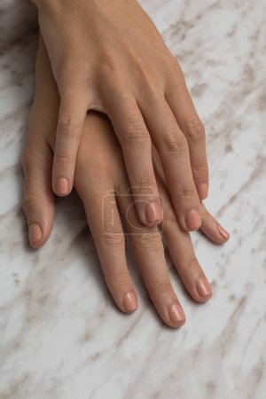 Foto de Dedos con manicura y buena higiene, belleza y tratamientos, fondo con textura de mármol, partes del cuerpo humano, manos y textura de la piel - Imagen libre de derechos