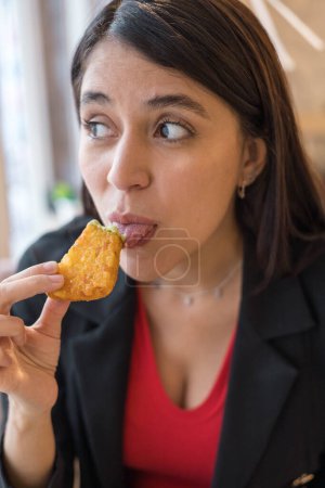 Foto de Joven hermosa mujer comiendo pepita frita, estilo de vida y belleza natural de modelo femenino, disfrutando de la comida - Imagen libre de derechos