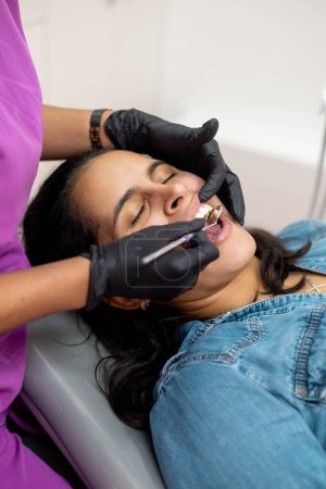 Foto de Detalles del paciente atendido por un dentista, tratamiento oral y limpieza con herramientas de trabajo, ocupación profesional, medicina y salud - Imagen libre de derechos