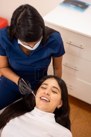Foto de Paciente en consulta odontológica siendo examinado, tratamiento oral, medicina y salud, estilo de vida y ocupaciones profesionales - Imagen libre de derechos