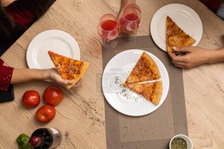 Foto de Fondo de pantalla de mesa servido con pizzas y copas de vino, comida y bebida, compartir comida en una fiesta, restaurante - Imagen libre de derechos