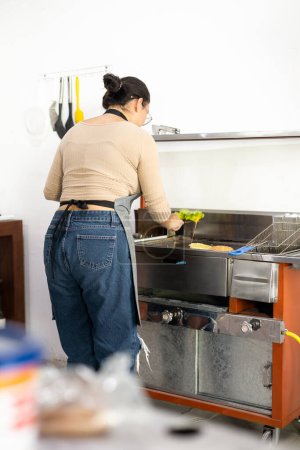 Foto de Trabajar en la cocina una mujer joven, estilo de vida chef, preparación de alimentos en el restaurante, herramientas y ocupaciones, persona - Imagen libre de derechos