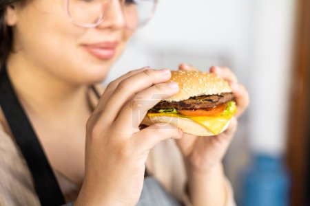 Foto de Plato con exquisitos detalles hamburguesas de pan, queso, carne y lechuga, restaurante de comida rápida, ingredientes frescos, estudio foto detalle en textura - Imagen libre de derechos